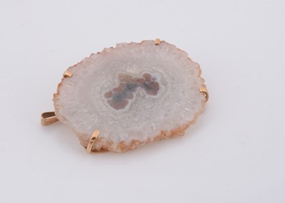 Lot 92 - A hardstone 9ct gold mounted brooch