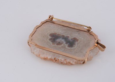 Lot 92 - A hardstone 9ct gold mounted brooch