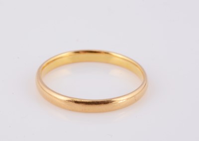Lot 93 - A 22ct gold wedding band