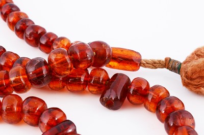 Lot 101 - A string of amber prayer beads