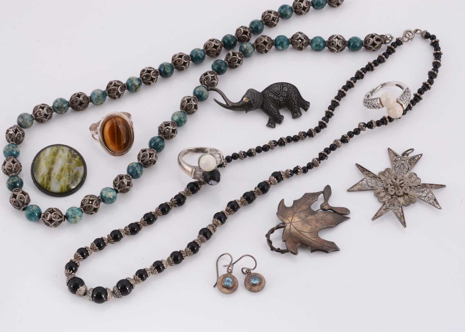 Lot 107 - A collection of silver