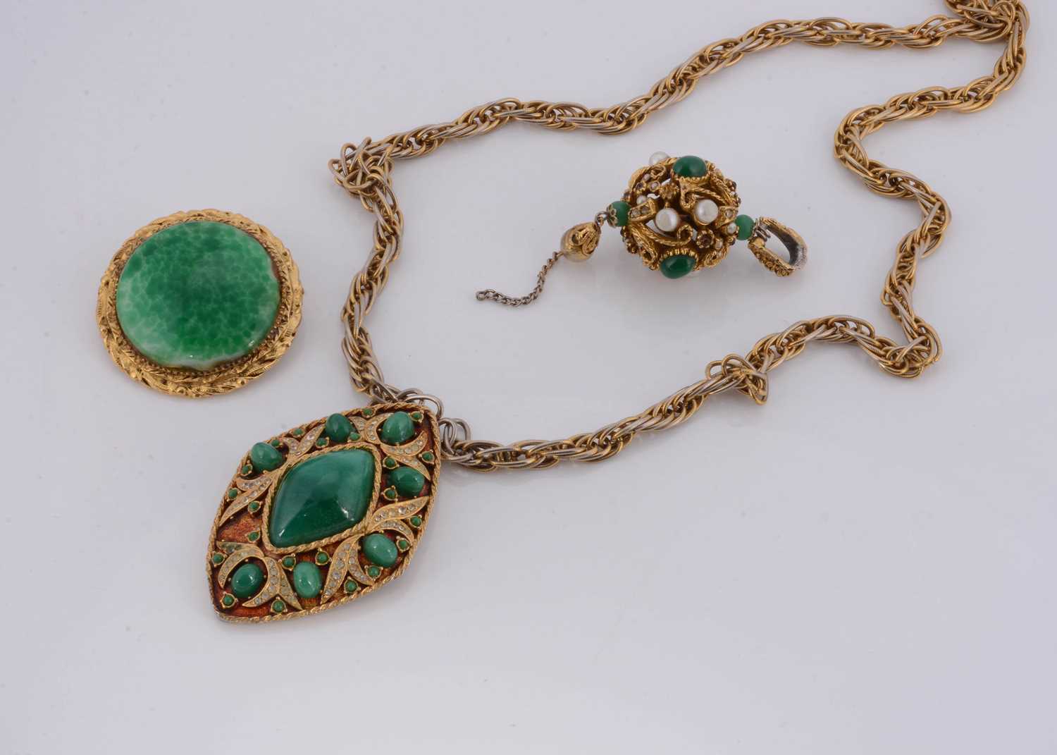Lot 110 - A French Marvella costume pendant and chain