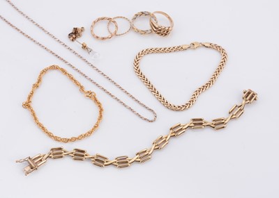 Lot 121 - A quantity of 9ct gold