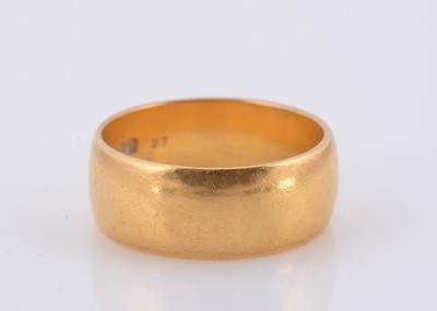 Lot 122 - A 22ct gold barrel shaped wedding band