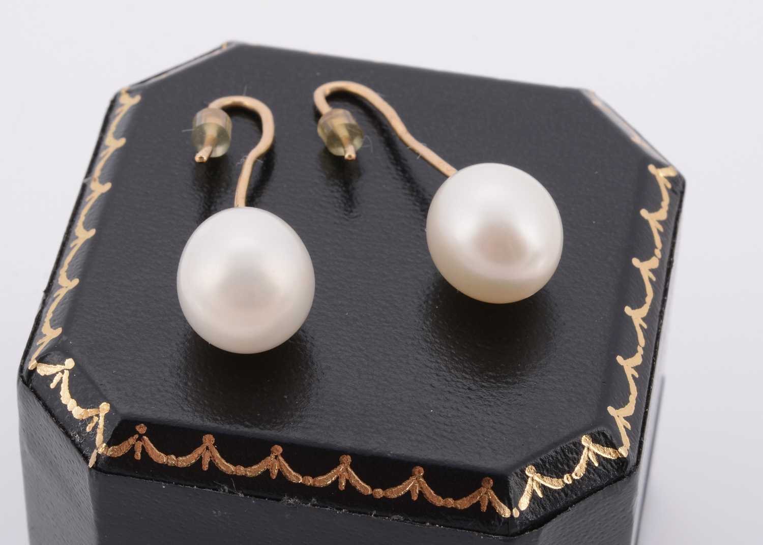 Lot 127 - A pair of 9ct gold and cultured pearl drop earrings
