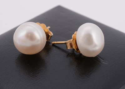 Lot 128 - A pair of cased 18ct gold bouton cultured pearl stud earrings