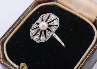 Lot 129 - An art deco platinum set and white metal dress ring