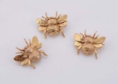 Lot 133 - A set of three contemporary 9ct gold bumblebee brooches