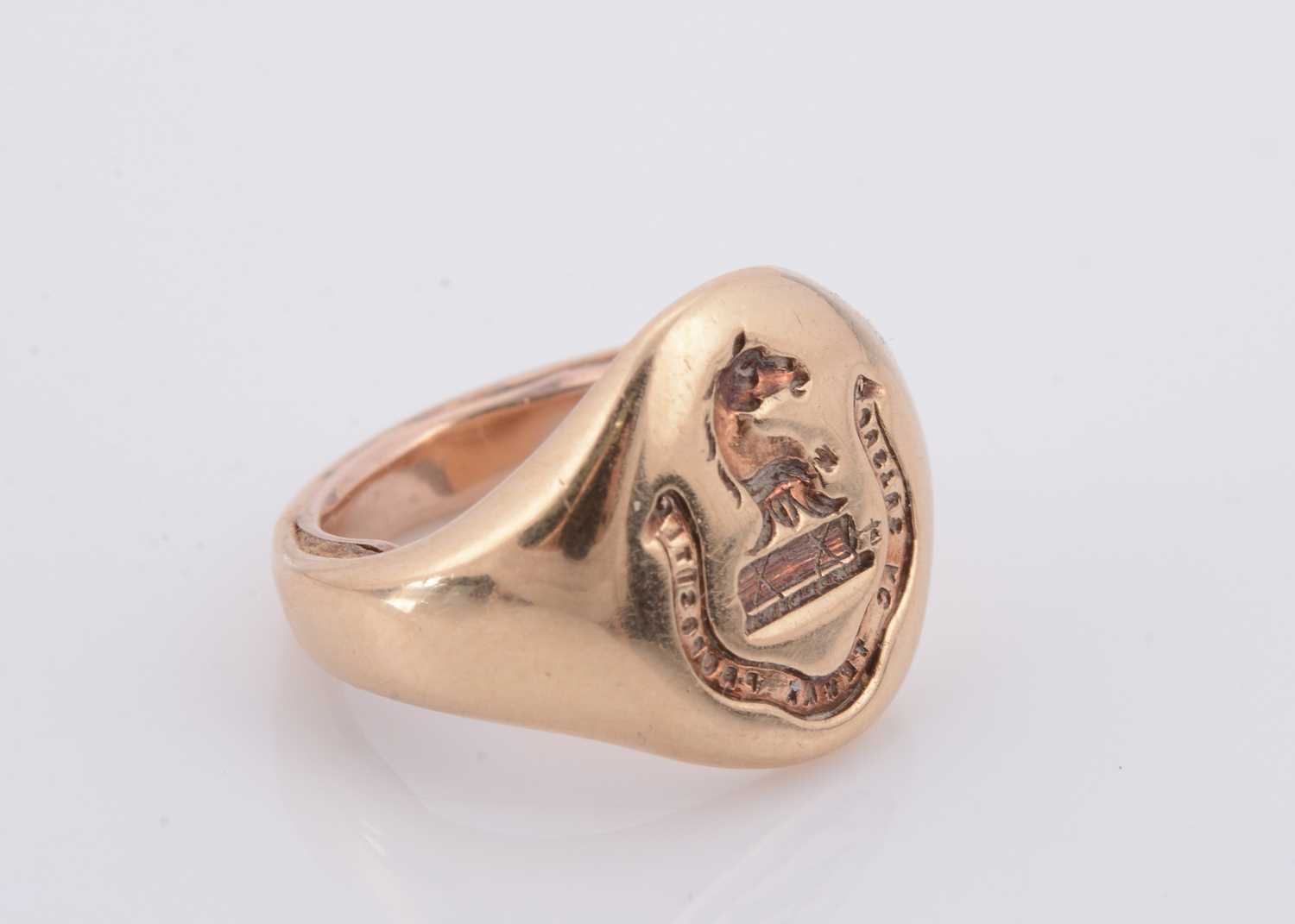 Lot 134 - A 9ct gold lady's signet ring