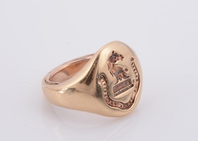 Lot 134 - A 9ct gold lady's signet ring