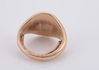 Lot 134 - A 9ct gold lady's signet ring
