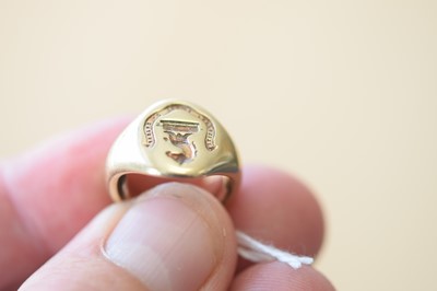 Lot 134 - A 9ct gold lady's signet ring