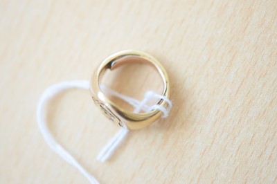 Lot 134 - A 9ct gold lady's signet ring