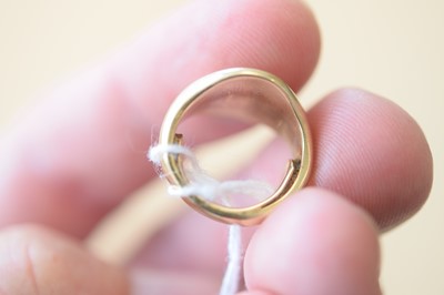 Lot 134 - A 9ct gold lady's signet ring