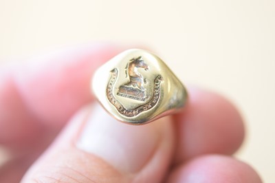 Lot 134 - A 9ct gold lady's signet ring