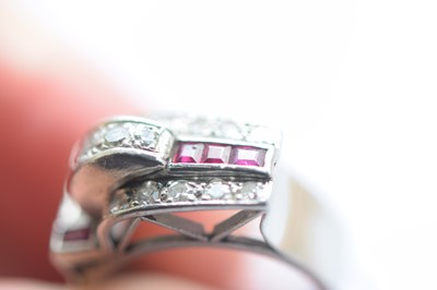 Lot 141 - An art deco ruby and diamond stylised buckle ring