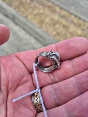 Lot 141 - An art deco ruby and diamond stylised buckle ring