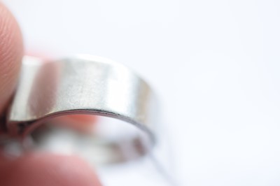 Lot 141 - An art deco ruby and diamond stylised buckle ring