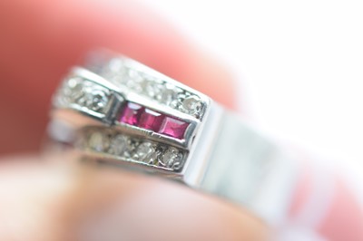 Lot 141 - An art deco ruby and diamond stylised buckle ring