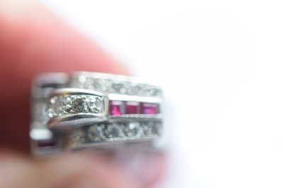Lot 141 - An art deco ruby and diamond stylised buckle ring