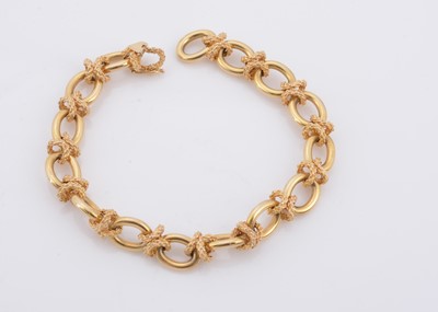 Lot 168 - A 9ct gold oval and textured knot bracelet