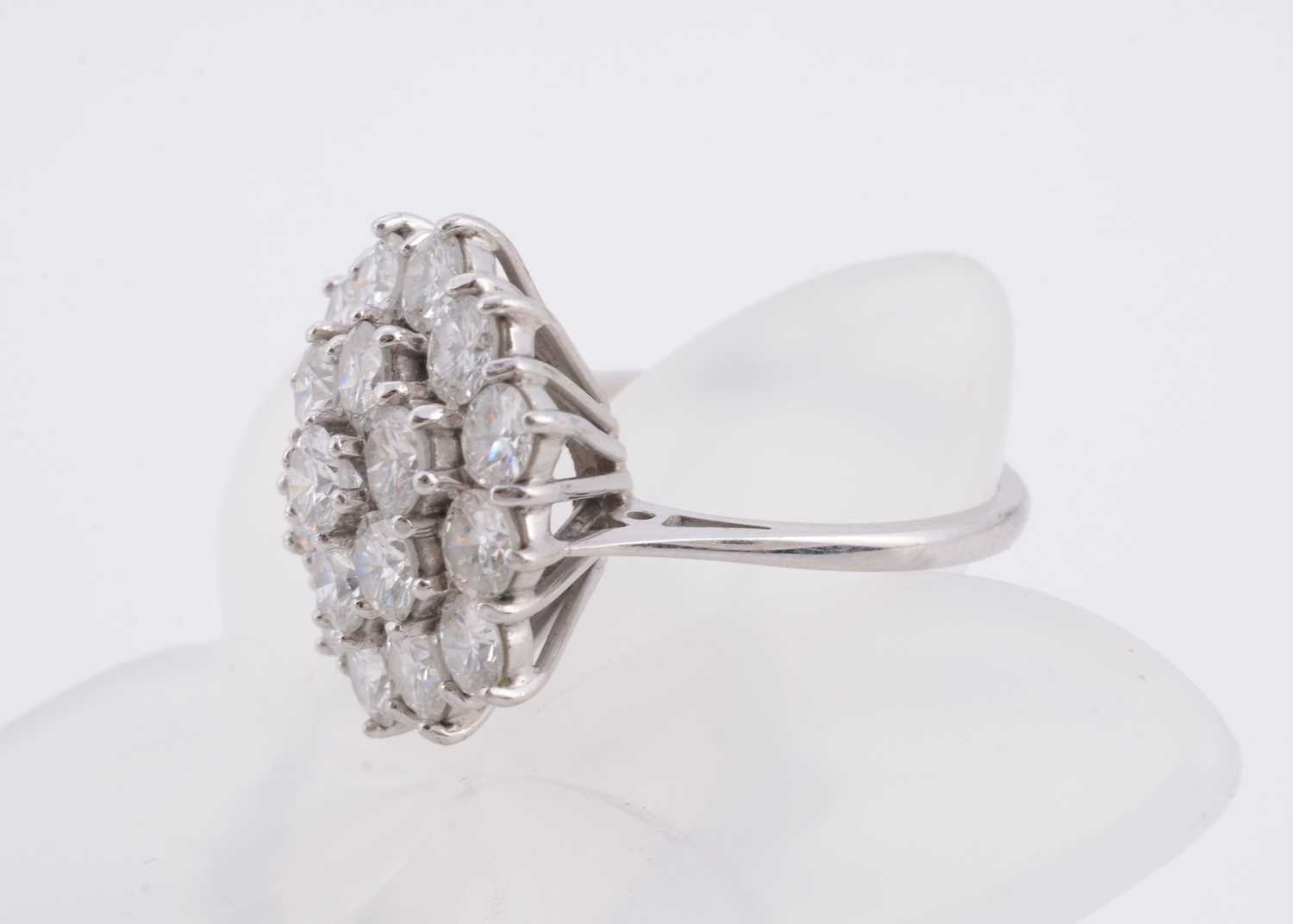Lot 174 - A large diamond cluster ring