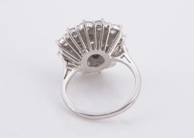 Lot 174 - A large diamond cluster ring