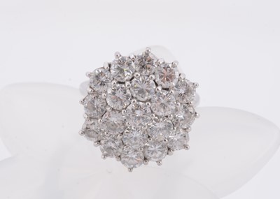 Lot 174 - A large diamond cluster ring