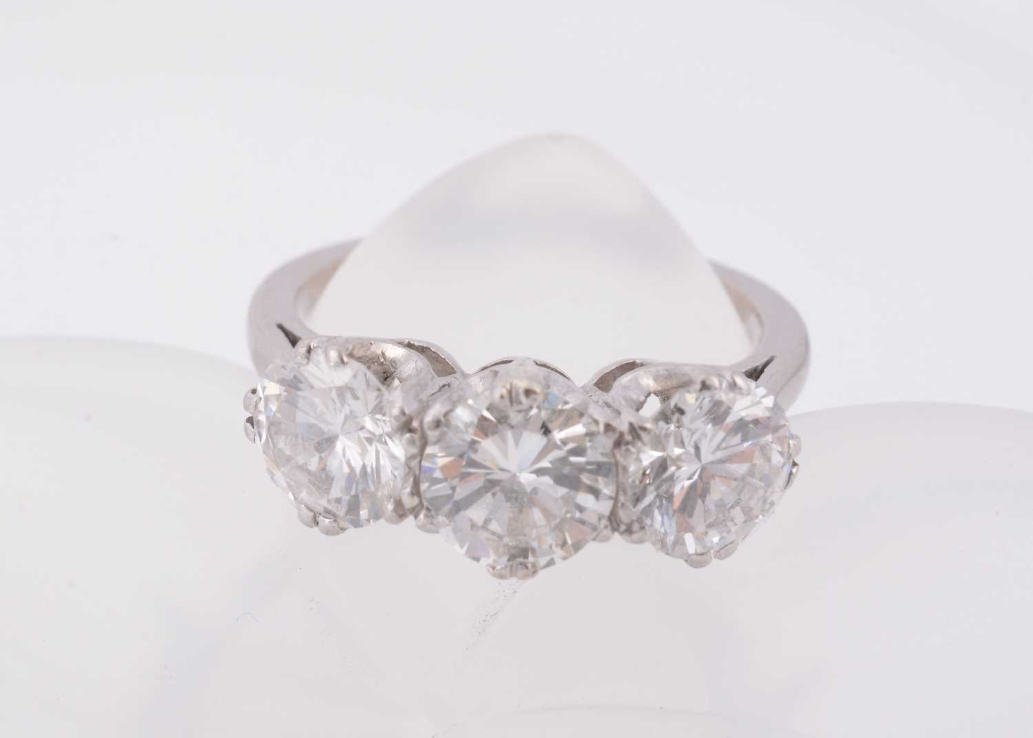 Lot 175 - An 18ct gold three stone diamond dress ring