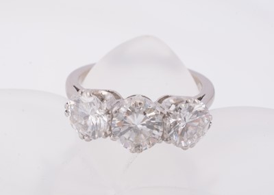 Lot 175 - An 18ct gold three stone diamond dress ring