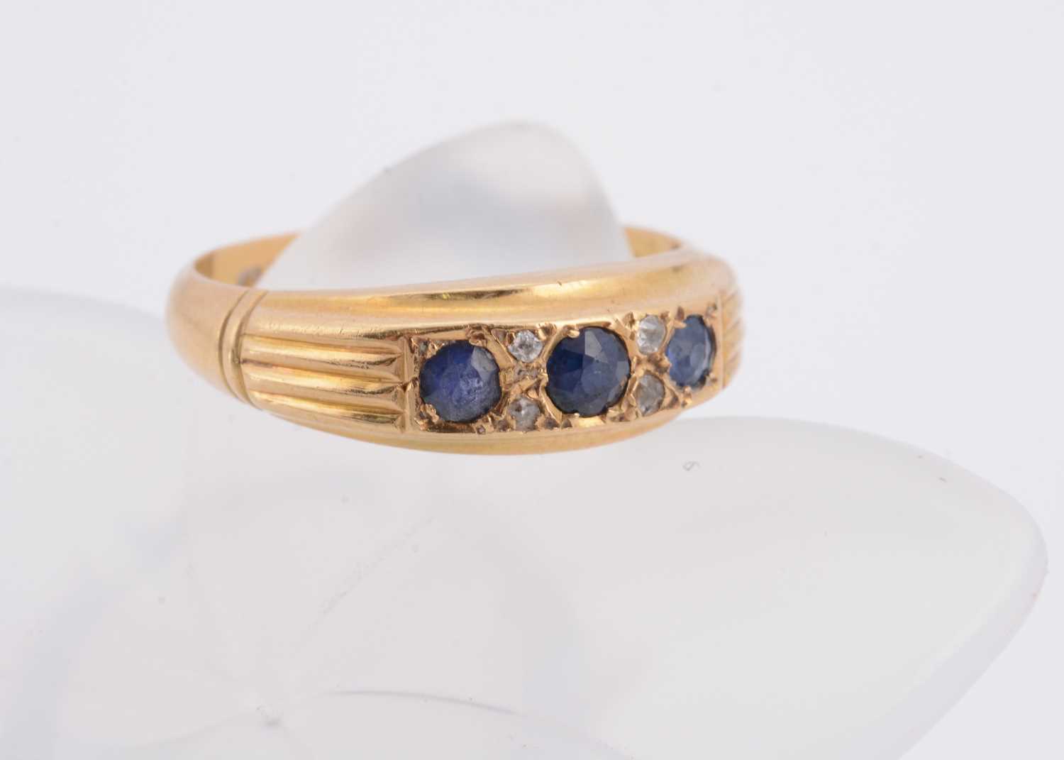 Lot 182 - An Edward VII sapphire and diamond 18ct gold dress ring