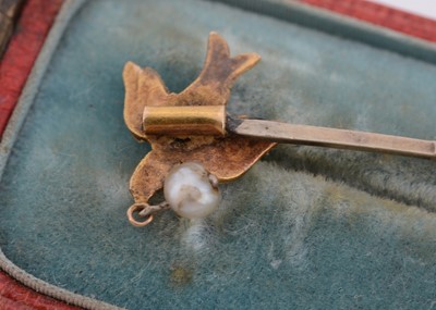Lot 183 - An Edwardian gold and pearl stick pin