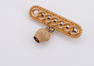 Lot 192 - A 9ct gold bar brooch and cow bell