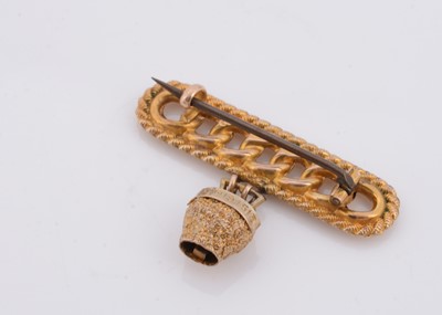 Lot 192 - A 9ct gold bar brooch and cow bell