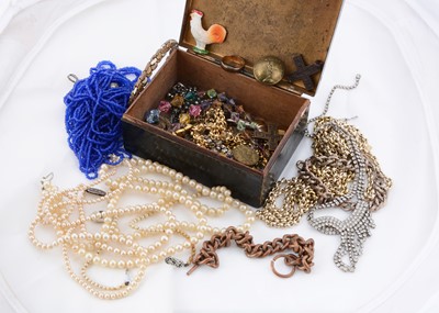 Lot 197 - A collection of costume jewellery