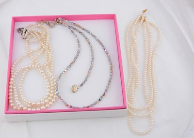 Lot 200 - A silver and glass bead necklace and bracelet set