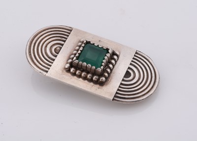 Lot 215 - An art deco French silver and green chrysoprase clip brooch