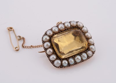 Lot 236 - An early 19th Century cushion shaped pearl and foil backed mourning brooch