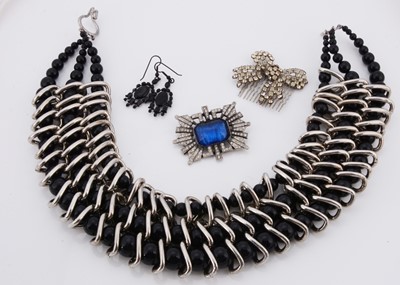 Lot 241 - A collection of costume jewels