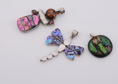Lot 251 - An abalone and mother of pearl dragonfly pendant