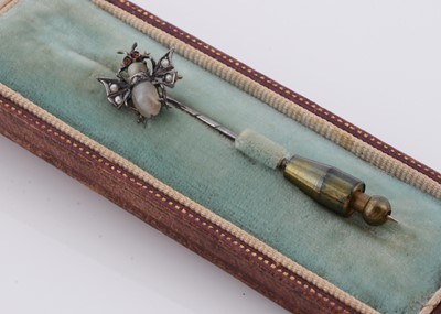 Lot 252 - A continental white metal bee pin