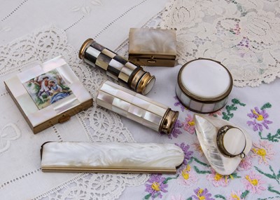 Lot 270 - A collection of miniature compacts