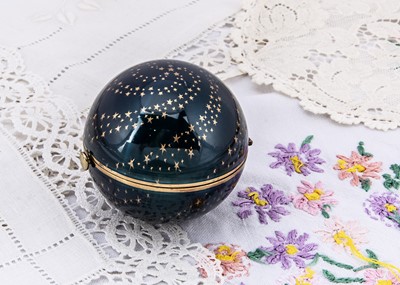 Lot 271 - A 1950s Kigu globular compact