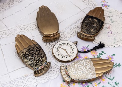 Lot 272 - Four 1940s Volupte Gay Nineties Mitt novelty compacts
