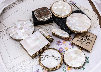 Lot 273 - A large collection of 1960s Stratton compacts