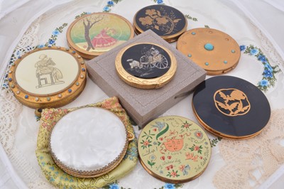 Lot 286 - A collection of vintage unmarked gilt metal circular compacts