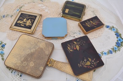 Lot 288 - A square Art Deco black and gilt decorated compact