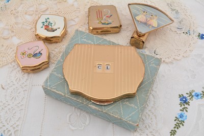Lot 299 - A 1950s gilt metal Stratton Regency Initial compact