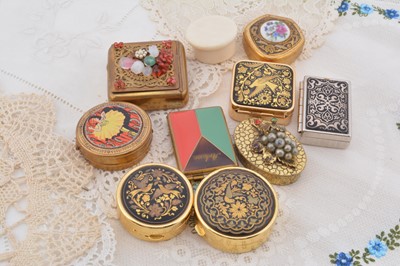 Lot 318 - A collection of 1920s and later small gilt metal compacts