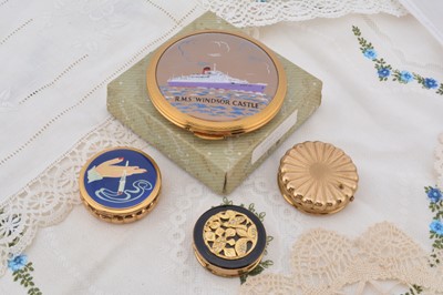 Lot 319 - Kigu compacts